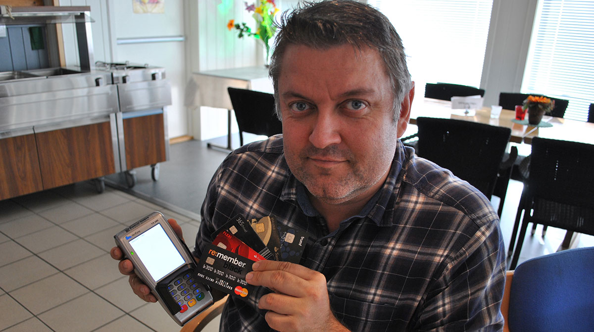 Rune Nikolaisen fra kredittportalen.no med et utvalg kredittkort. For ordens skyld gjør vi oppmerksom på at sifrene på kredittkortene på bildet er endret.