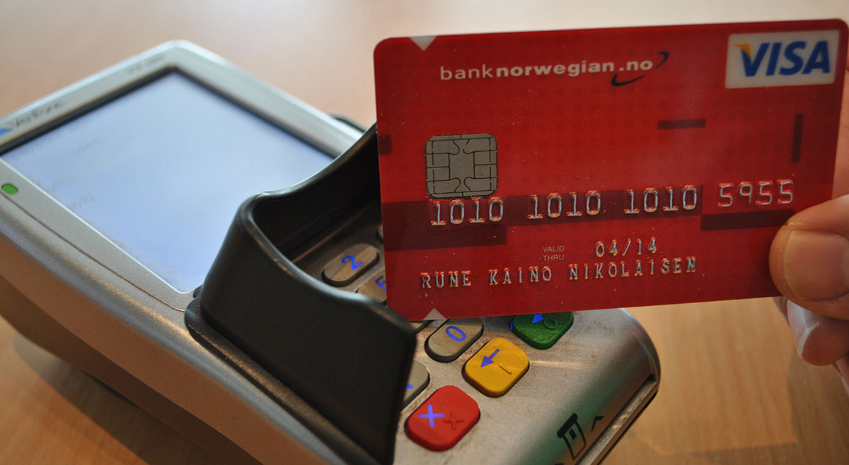 Kredittportalen har i denne artikkelen testet kredittkortet Bank Norwegian Visa. For ordens skyld gjør vi oppmerksom på at sifrene på kredittkortet på illustrasjonsbildet er endret.